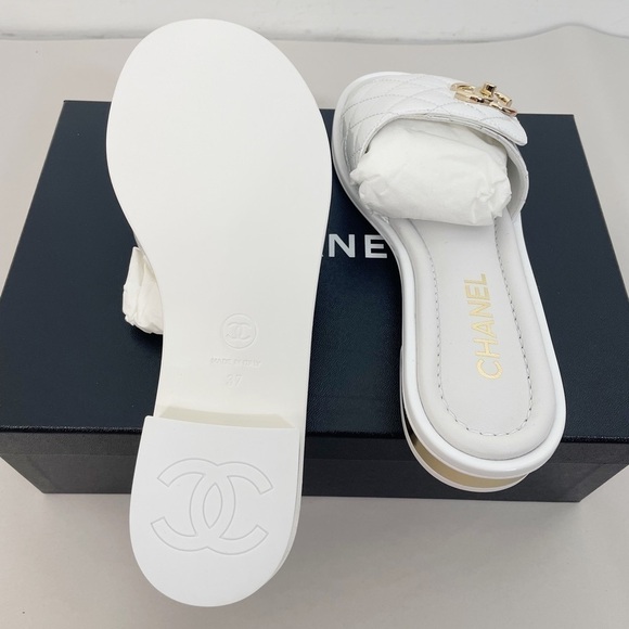 New Chanel 23P Patent Leather CC Turnlock Slides Sandal - Picture 8 of 8